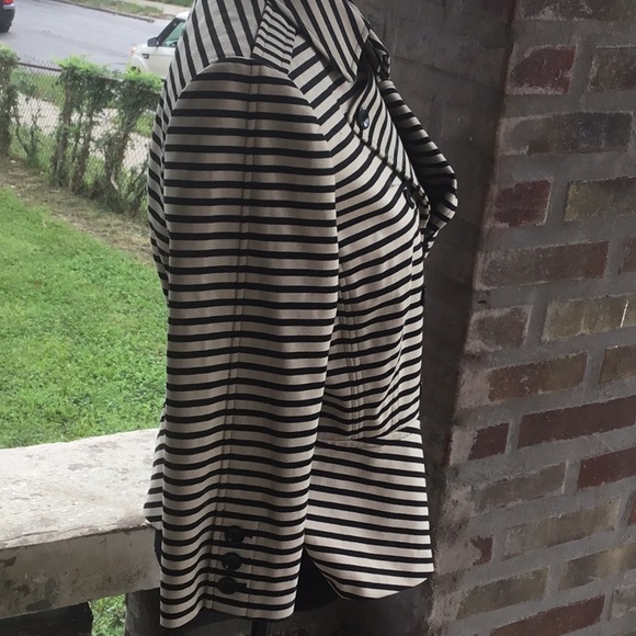 TAHARI.by Arthur S. Levine. Black and Tan jacket. - Picture 2 of 5